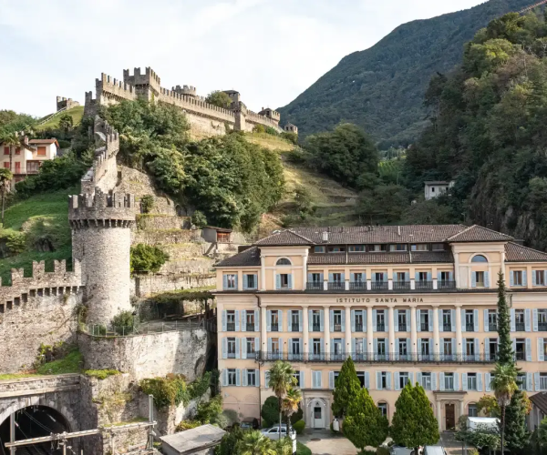 20240319_Jugendherberge-Bellinzona-Sommer-Aussenansicht-Leonidas-Portmann-02-ezgif.com-webp-to-png-converter