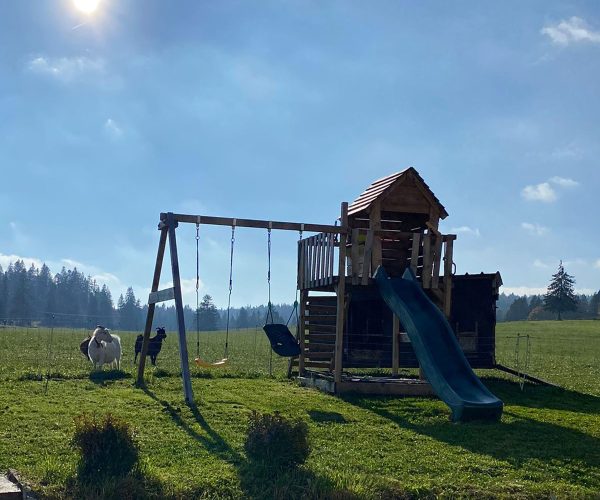 hebergement-place-de-jeu-1200-1200